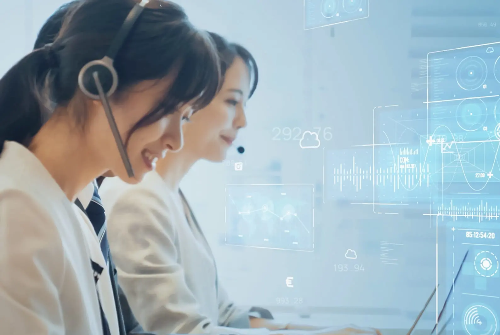 ヘッドセットをつけた女性スタッフが笑顔で対応している写真