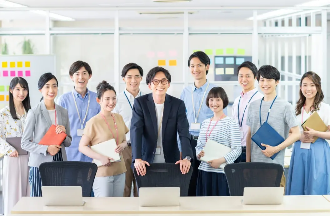 男女12人のオフィスでの集合写真