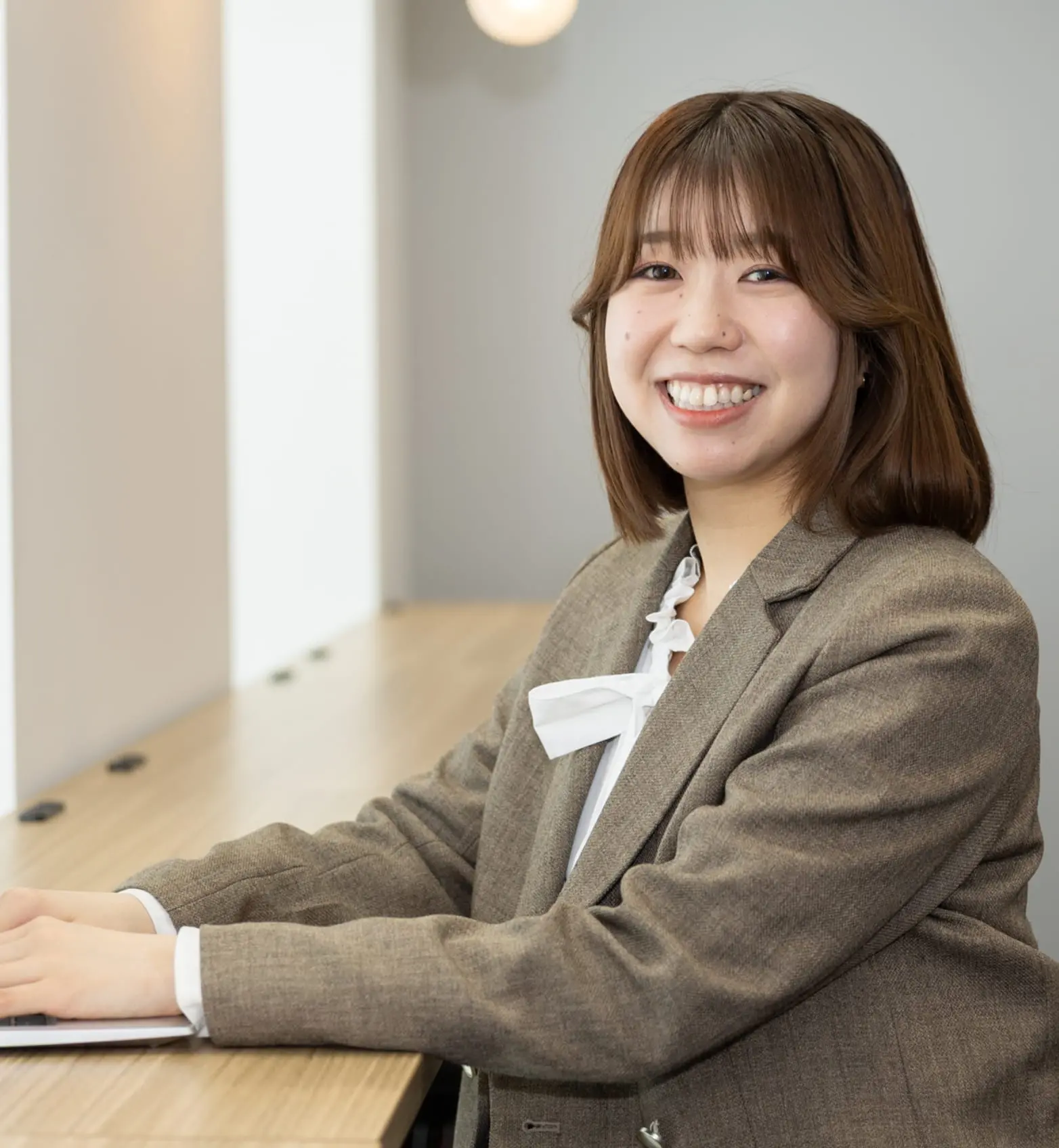 笑顔の女性の写真