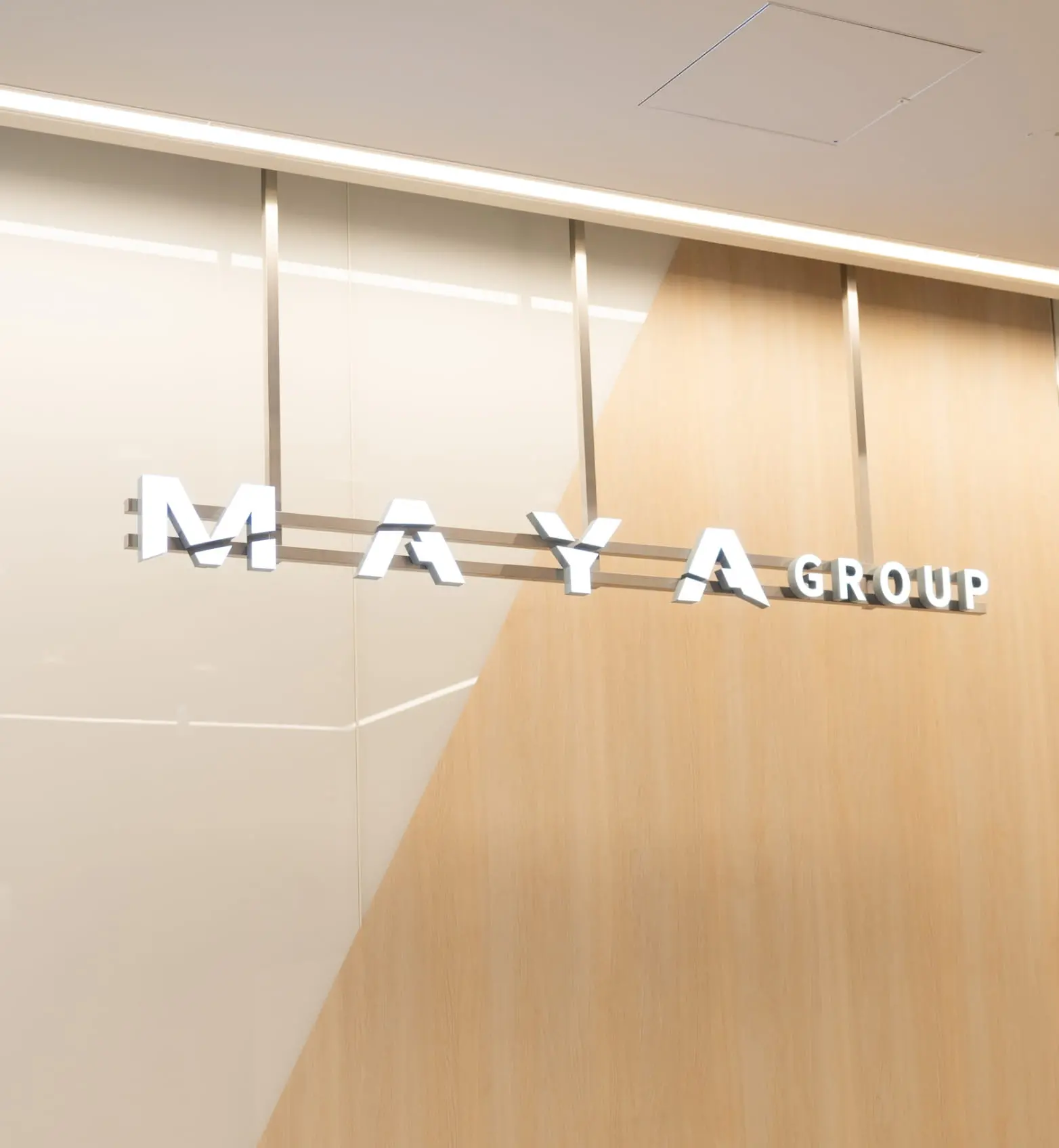 MAYA GROUPのロゴの写真