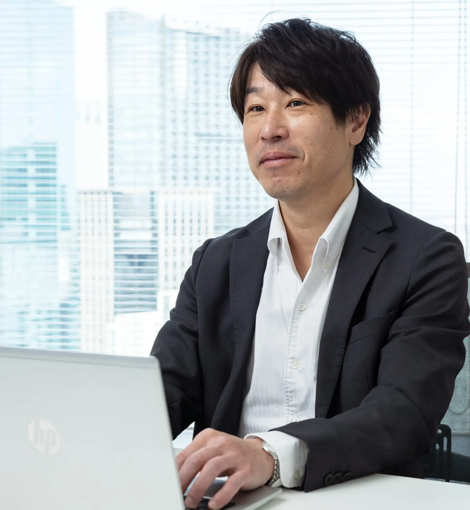 PCを触る男性の写真