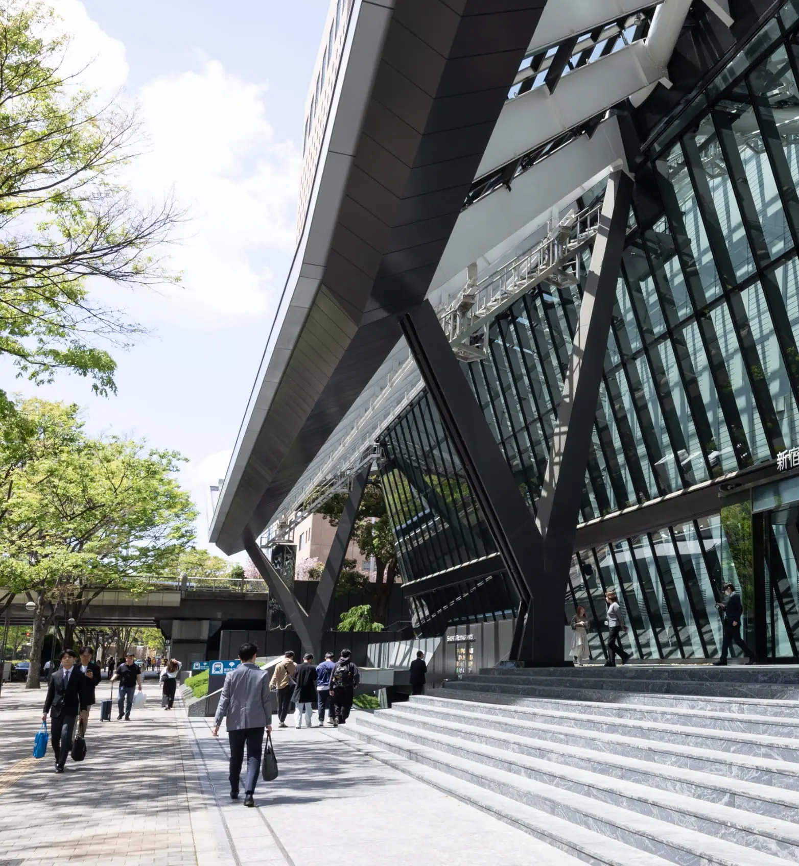 オフィスビル入り口の写真