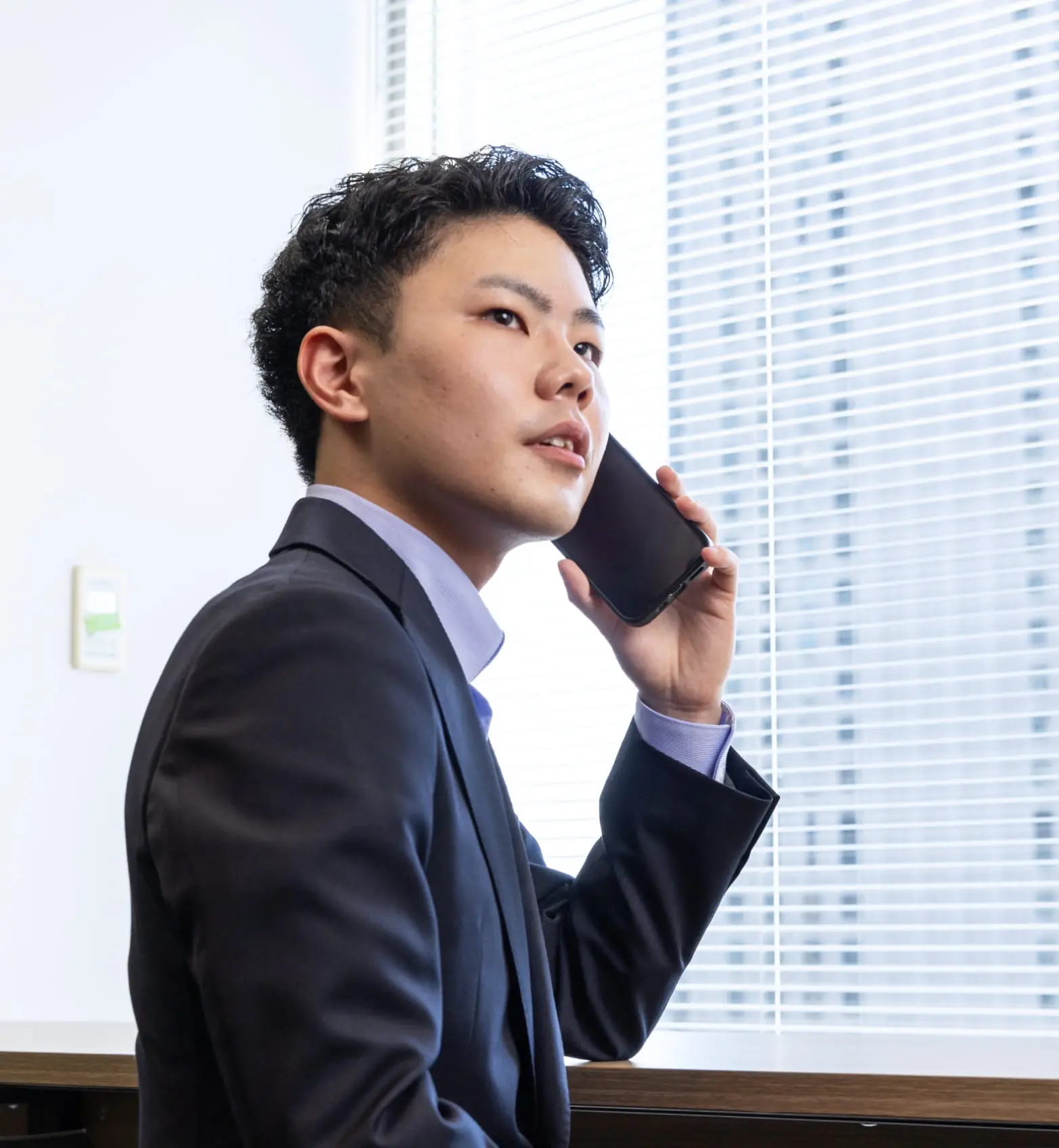 携帯電話を持った男性の写真