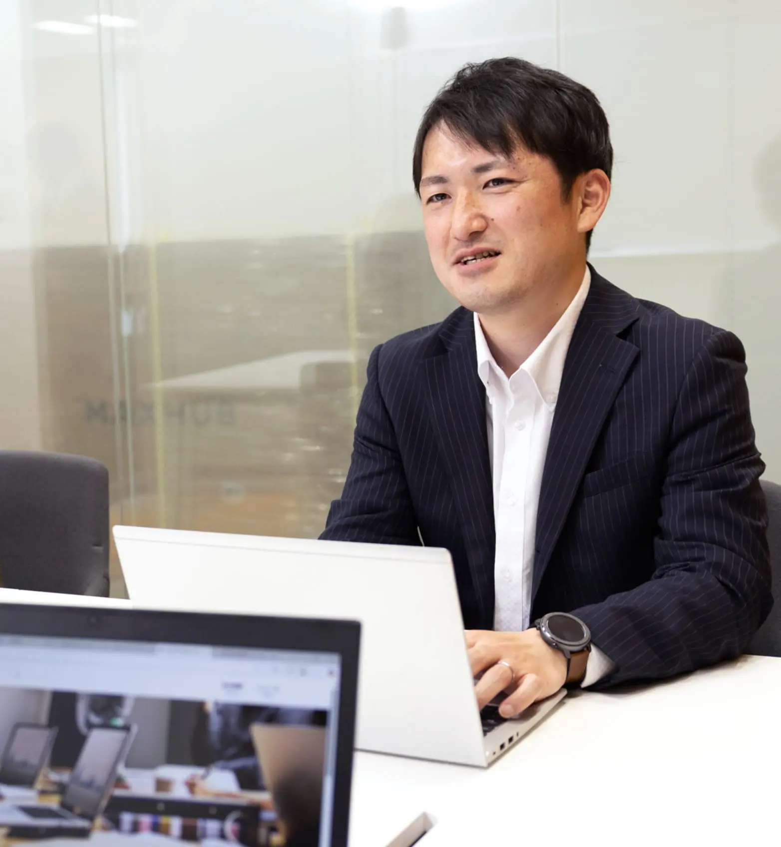 ミーティング中の男性の写真