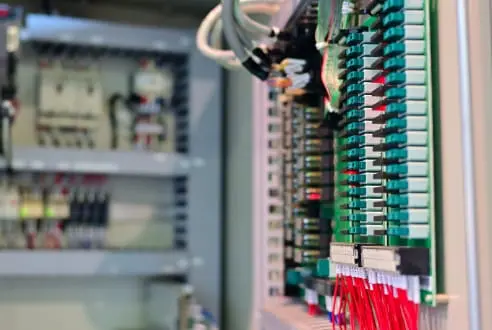 サーバーラック内部のケーブルと基盤のクローズアップ