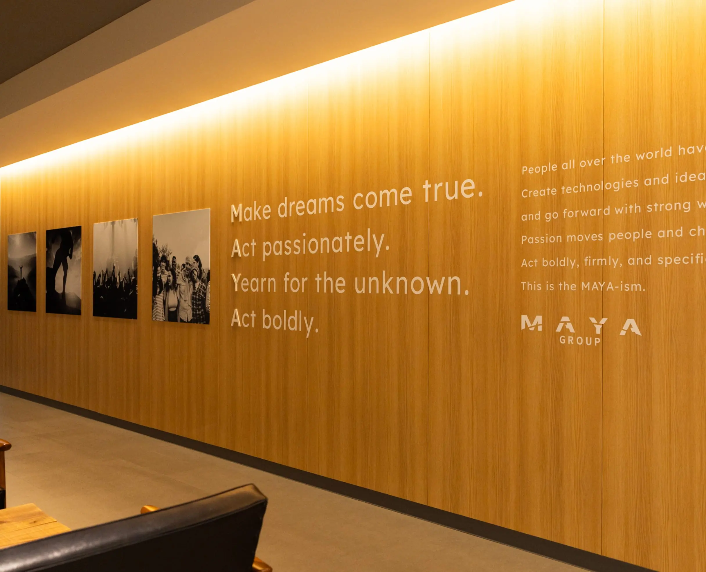 オフィスの壁面に掲げられたMAYA GROUPの理念やスローガンの写真